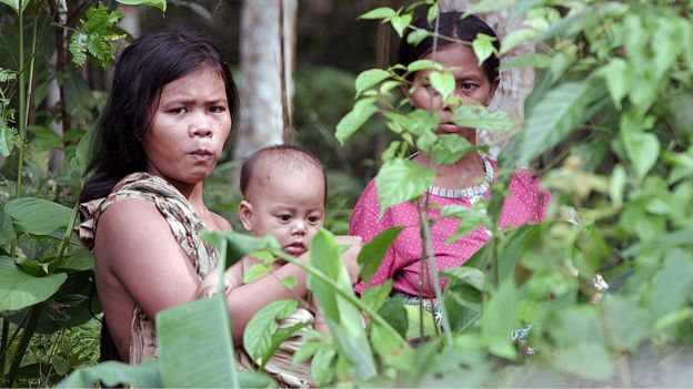 Orang Rimba women and a child