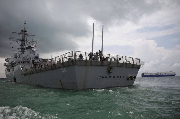 这艘驱逐舰靠自己的动力航行抵达新加坡樟宜海军基地