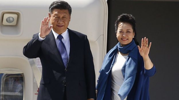 Xi Jinping ve ünlü bir Çin halk şarkıcısı olan eşi Peng Liyuan