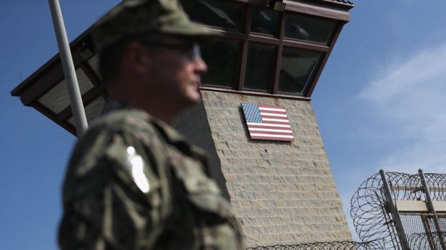 Un guardia en la prisión de Guantánamo.