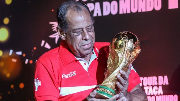 Carlos Alberto con la Copa del Mundo.