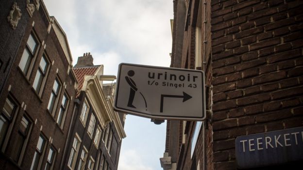 Una señal de un urinario para hombres en Ámsterdam.