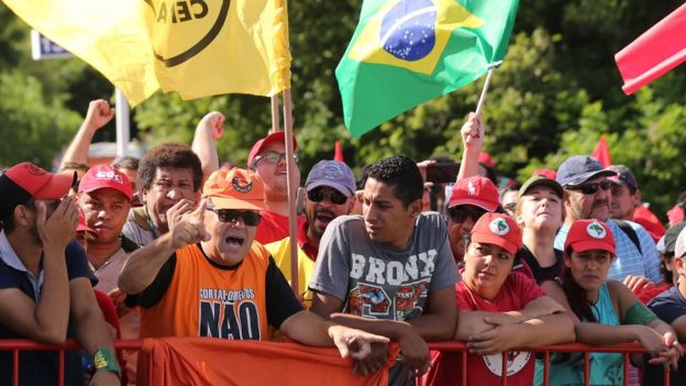 Movimentos sociais e apoiadores de Lula se reúnem em frente a bloqueio de segurança nas proximidades do TRF-4