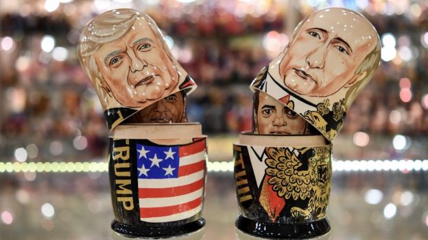 Muñecas tradicionales rusas pero con los rostros de Donald Trump y Vladimir Putin, mostrando levemente a sus antecesores por dentro.