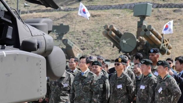 South Korean acting President Hwang Kyo-ahn (centre, front) inspects a variety of firearms during a firing drill in Pocheon, north of Seoul (26 April 2017)