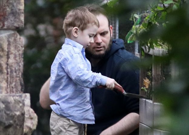 boyle juega con su hijo tras su liberación