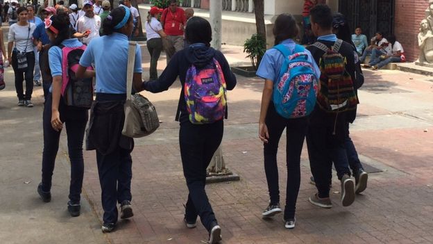 Niños saliendo del liceo.