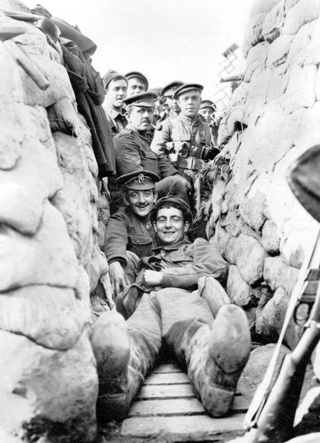 1915年，第一次世界大战期间，英军约克和兰开夏步兵团官兵在比利时以普尔附近的战壕里