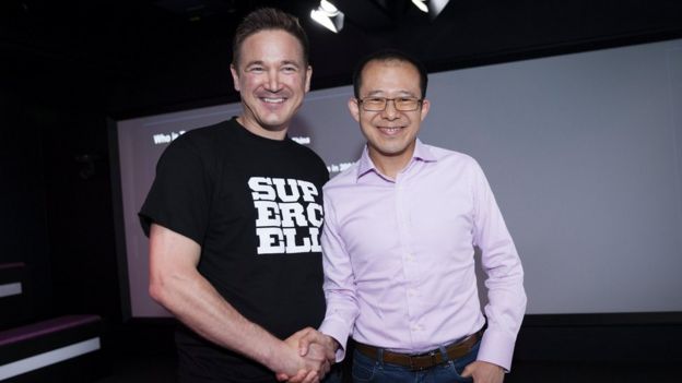 El cofundador y CEO de la compañía finlandesa Supercell, Ilkka Paananen, (izquierda) junto a Martin Lau, presidente de Tencent