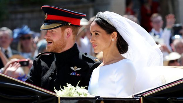 Príncipe Harry e Meghan Markle fazem uma procissão por Windsor em uma carruagem