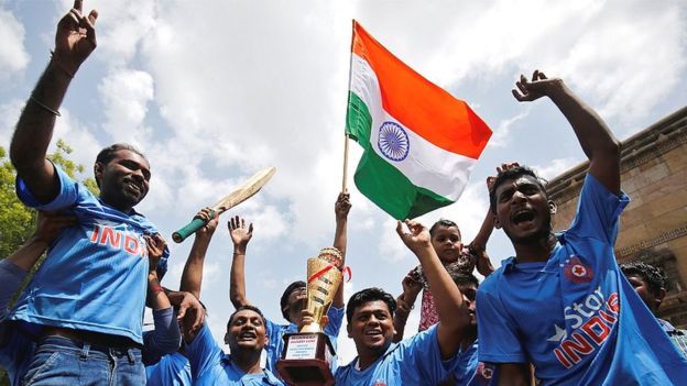மைதானத்துக்கு வெளியே ஆரவாரம் செய்யும் இந்திய ரசிகர்கள்