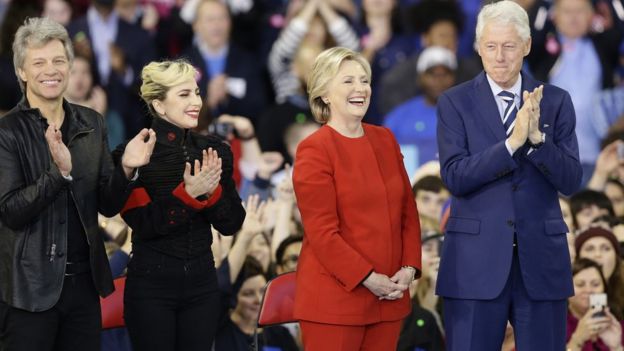 Jon Bon Jovi (solda) ve Lady Gaga, Clinton'ın seçim kampanyasına destek vermişti