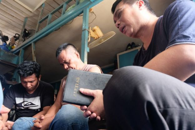 Warga binaan berdoa bersama dalam sel