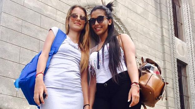 Karla Pérez com colega de classe