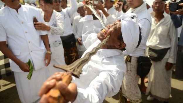 Durante la ceremonia conocida como Melasti se realizan rituales de purificación. GETTY IMAGES