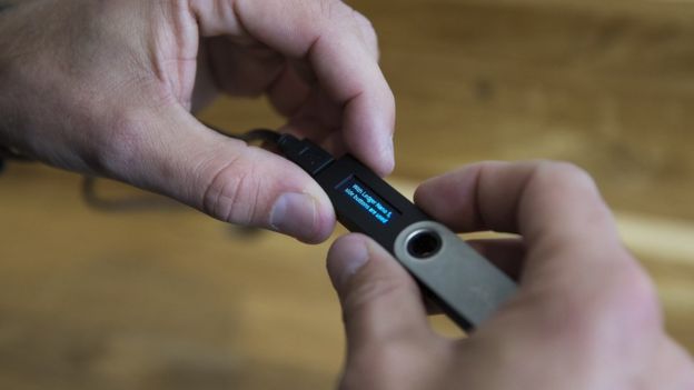 Un monedero USB Ledger Nano S.