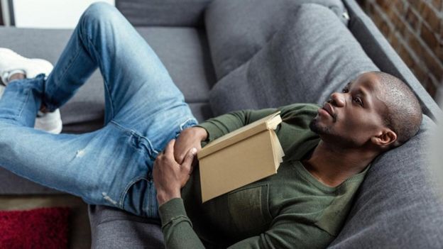 Hombre leyendo y descansando