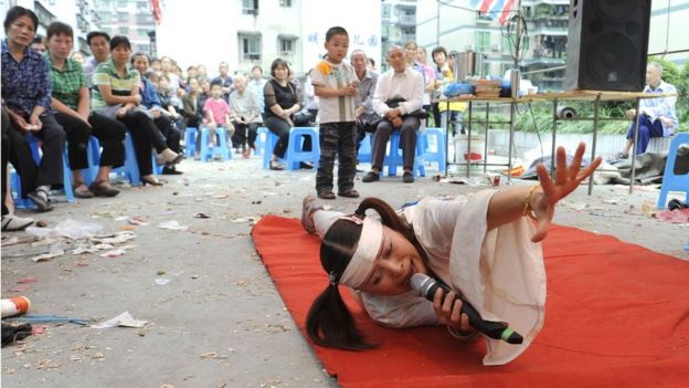 Una actriz profesional contratada para un funeral en China.