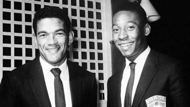 Garrincha (kushoto) na Pele walitengeneza safu hatari ya ushambuliaji Brazil