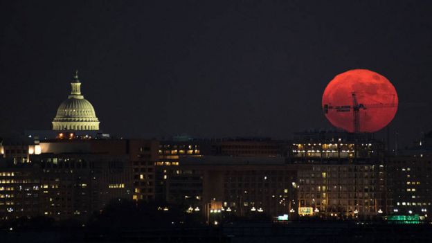 Imagen de una Luna grande y rojiza durante la superluna del 3 de diciembre de 2017 vista en Washington. (Foto: NASA)