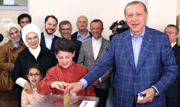Madaxweyne Erdogan oo codkiisa dhiibanaya