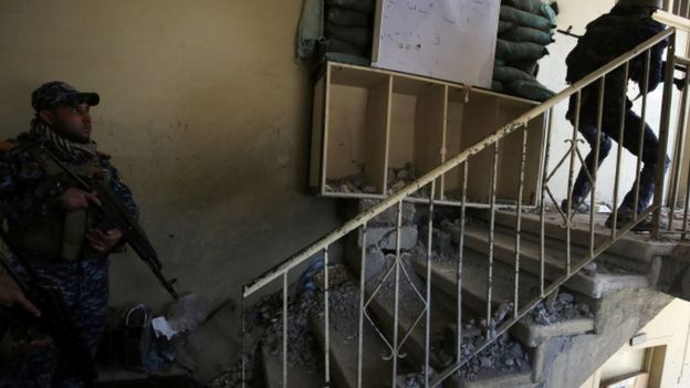 تخوض القوات العراقية معارك من منزل إلى آخر بسبب ضيق الأزقة في غربي الموصل