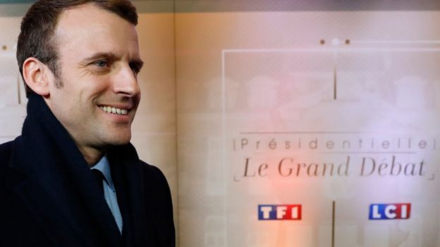 Emmanuel Macron de perfil.