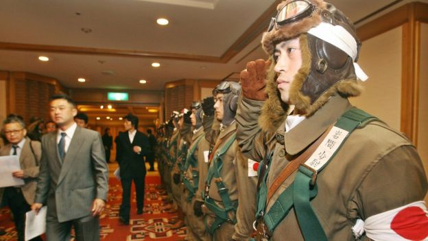 Hombres vestidos con uniforme kamikaze mientras el entonces gobernador de Tokio ofrecÃ­a una conferencia de prensa para promocionar su pelÃ­cula 