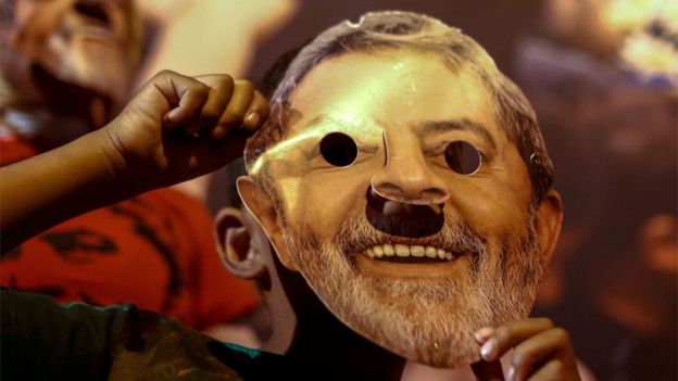 Manifestante mostra máscara representando o ex-presidente Lula