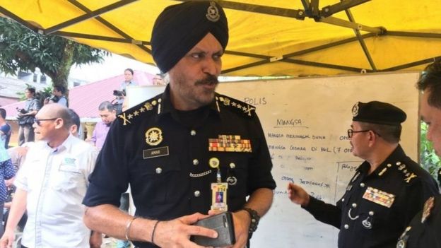 Taliyaha booliiska Amar Singh ayaa sheegay in ay u badan tahay in dadka dhintay ay ku neef qabatoobeen qiiqa