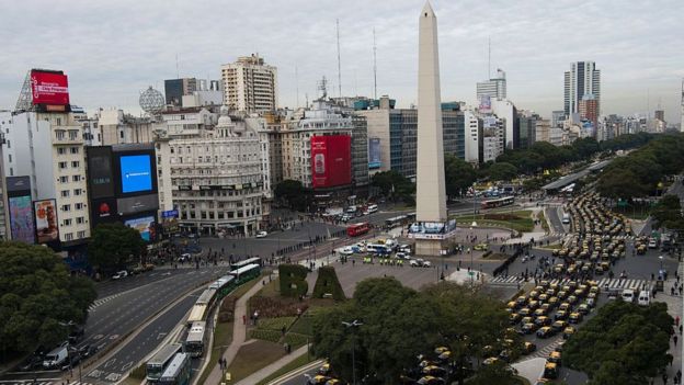 Taxistas bloquean la avenida 9 de julio de Buenos Aires para protestar contra la multinacional Uber