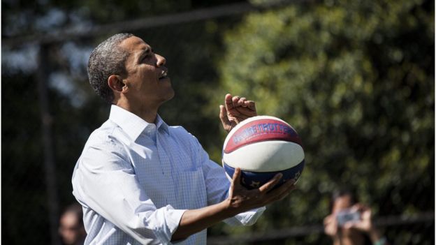 Obama jugando al baloncesto.