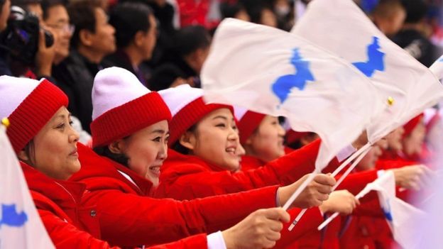 Porristas norcoreanas con la bandera de 