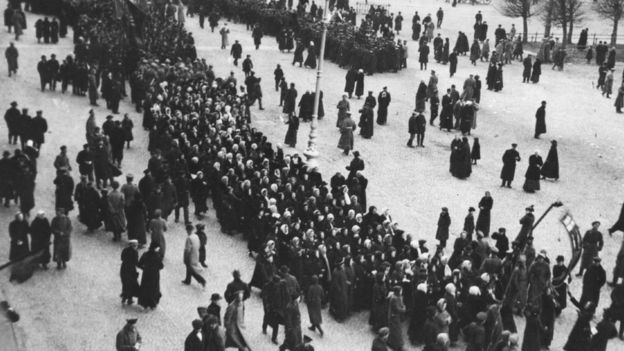 ரஷ்ய புரட்சியின் ஒரு கட்டமாக அக்டோபர் 1917-ஆம் ஆண்டு பெட்ரோகிராட் என்று அறியப்பட்ட, தற்போதைய செயிண்ட் பீட்டர்ஸ்பெர்க் நகரில் நடந்த மக்கள் பேரணி