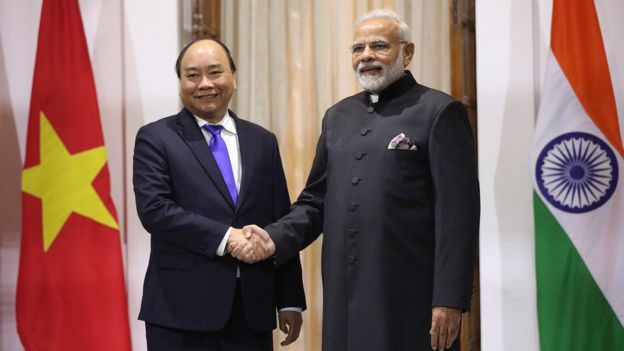 Thủ tướng Ấn Độ Narendra Modi tiếp đón Thủ tướng Nguyễn Xuân Phúc đã có buổi gặp gỡ bên lề Hội nghị cấp cao kỷ niệm ASEAN-Ấn Độ hôm 24/1.