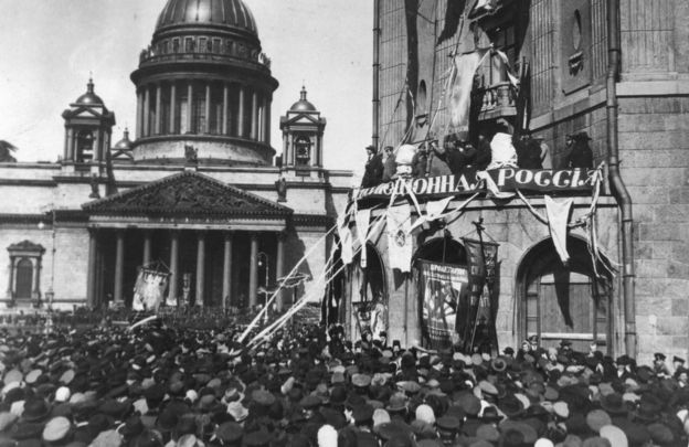 1917 ஆம் ஆண்டு அக்டோபர் மாதம் நடைபெற்ற ரஷ்ய புரட்சியில் பெட்ரோகிராட் பகுதியிலிருக்கும் செயிண்ட் ஐசாக் தேவாலயத்திற்கு முன் பேரணி நடைபெறும் காட்சி