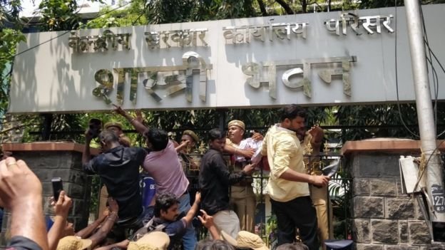 தீவிரம் அடையும் போராட்டங்கள்