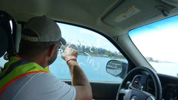 auto en el puerto