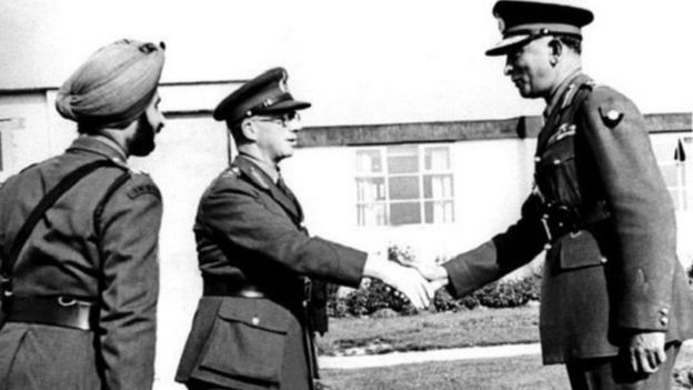 பிரிட்டிஷ் ஜெனரலுடன் கைகுலுக்கும் ஃபீல்டு மார்ஷல் காரியப்பா