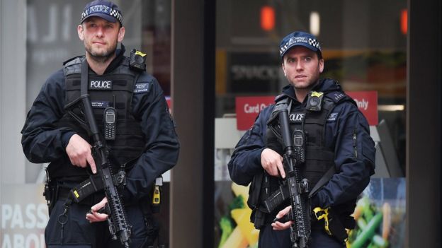 Policías armados en el área del Borough Market