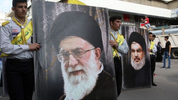 Seguidores de Hezbolá con pancartas que muestran los rostros del ayatolá Alí Jamenei (izquierda), Líder Supremo de Irán, y de Hassan Nasrallah, líder de Hezbolá.