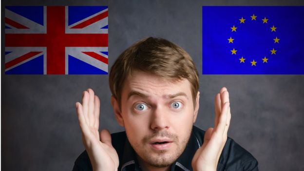 Человек с удивленным лицом и двумя флагами ЕС и Британии
