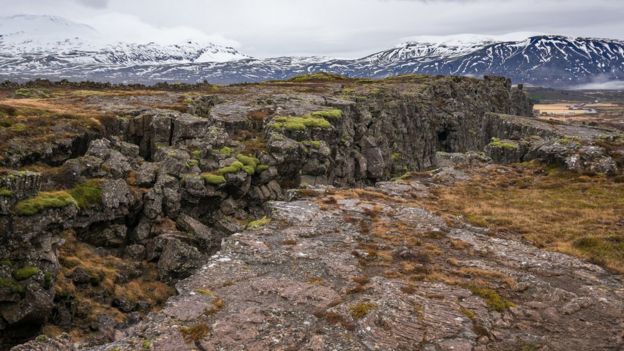 Montanha com um raca na Islândia