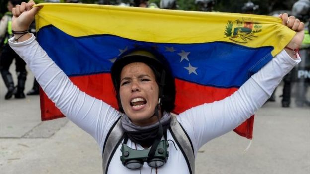 Manifestante con una bandera venezolana.