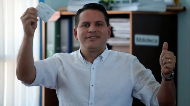 Presidential candidate of the National Restoration party (PRN) Fabricio Alvarado Munoz, shows his ballot to the media during the presidential election in San Jose, Costa Rica, April 1, 2018.