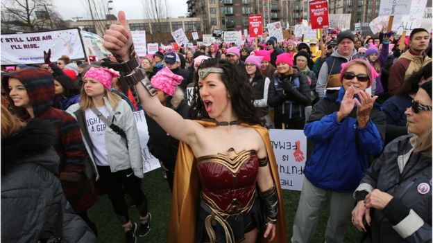 Una mujer vestida como "Wonder woman" en la marcha de Seattle, Washington