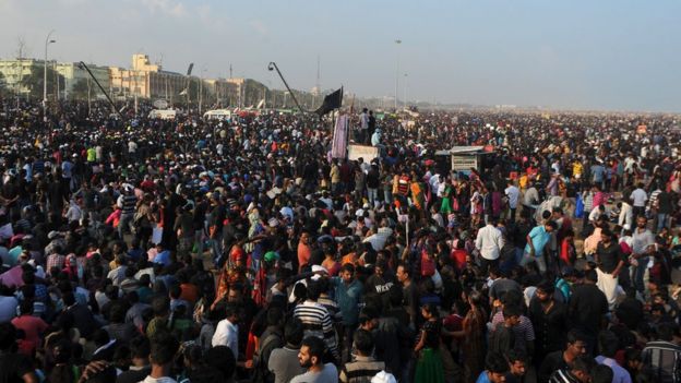 மெரினாவில் நீக்கமற நிறைந்த போலீஸ்