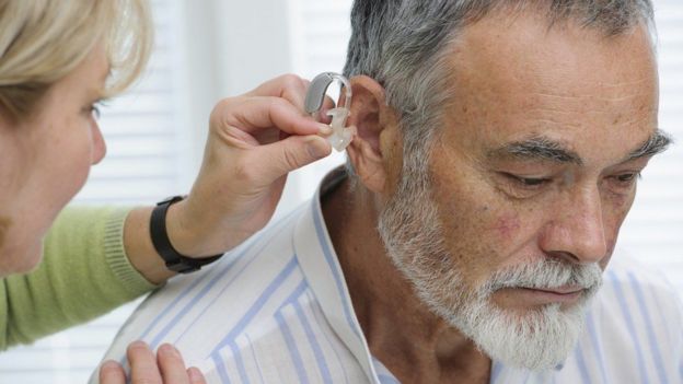 Hombre mayor durante una revisión médica del oído