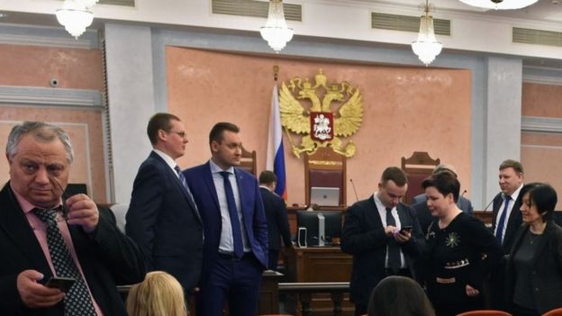 Participants attend a hearing on the justice ministry's request to ban the Jehovah's Witnesses at Russia's Supreme Court in Moscow (20 April 2017)