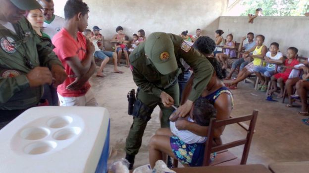 Crianças e famílias observam vacinação realizada com o apoio da Polícia Militar, no Pará